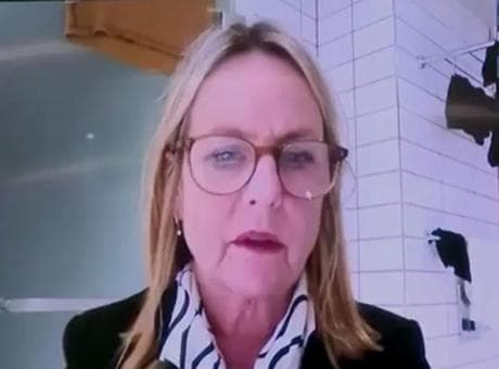 Yeni Zelanda'da skandal görüntü: Meclis üyesi banyodan toplantıya katıldı, çamaşırları görüntüye yansıdı