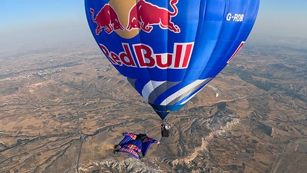 Red Bull sporcusu Kapadokya'da nefes kesen manevra: 200 km/s hızla balonlar arasında slalom