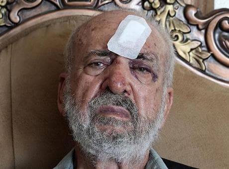 İsrail askerleri 80 yaşındaki Filistinliyi yerlerde sürükledi: Başından kanlar aktı