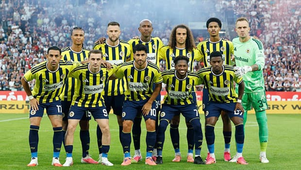 Fenerbahçe'de sürpriz veda! Yıldız oyuncu Sturm Graz maçının ardından tribünlere giderek taraftarlarla vedalaştı