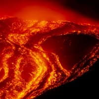 Etna Yanardağı 6 Gündir Ateş Püskürüyor: Katanya Havalimanı Bir Kez Daha Kapatıldı