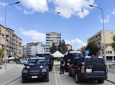 NATO, Kosova'daki sembol köprüden asker çekiyor: 'Kuzeyden çekilme değil'