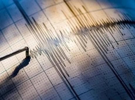 Endonezya'da 7,7 büyüklüğünde deprem: Tsunami alarmı verildi