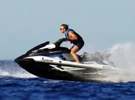 Macron'un jet ski pozuna Fransa'dan sert tepki: 'Fransa yanarken eğleniyor'