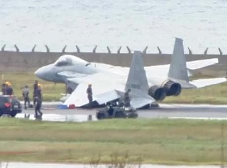Japonya'da F-15 savaş uçağı pistte yan yattı: Naha Havalimanı'nda korku dolu anlar