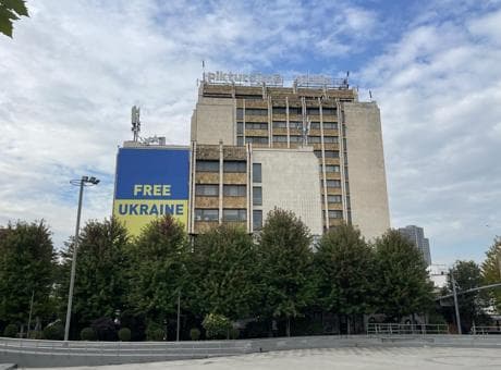 Zelenskiy'in Kosova açıklaması Priştine'yi ayağa kaldırdı: Dev Ukrayna bayrağı indirildi