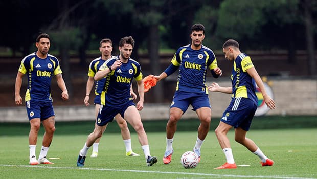 Fenerbahçe, Sturm Graz Deplasmanı İçin Kampa Girdi: Kadro Belli Oldu