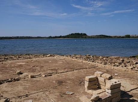 Kuraklık yarım asırlık sırrı ortaya çıkardı: Sular altında kalan köy gün yüzüne çıktı