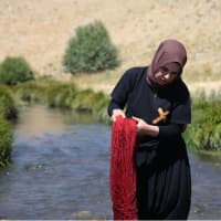 Anneannesinden öğrendiği kök boya geleneğini kitaplaştırarak geleceğe taşıyor