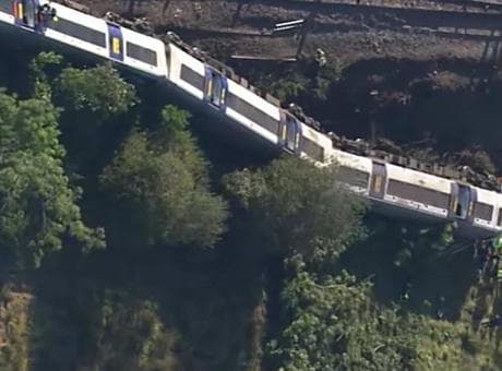 İngiltere'de yolcu treni kaza yaptı: 11 kişi hastaneye kaldırıldı