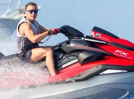Fransa alev alev yanarken Macron'un jet ski keyfi tartışma yarattı
