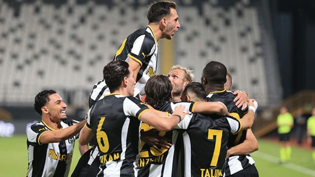 Manisa FK, evinde Vanspor FK'ya gol yağdırdı