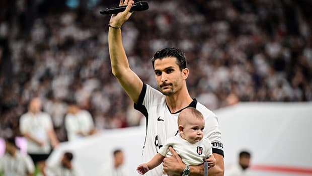 Necip Uysal, 17 sezonluk Beşiktaş kariyerine duygusal bir veda ile son noktayı koydu