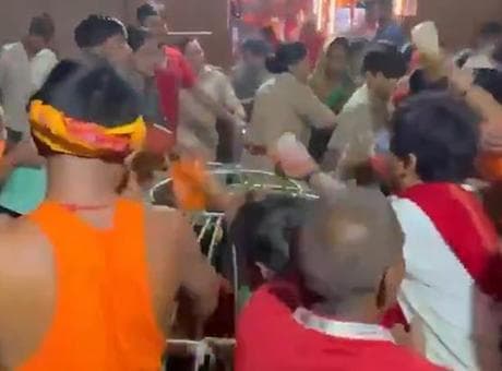 Hindistan'da tapınak faciası: İzdihamda 7 kişi hayatını kaybetti