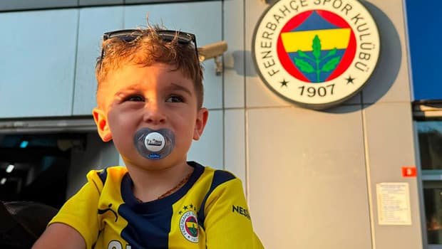 Kadıköy'de yürekleri ısıtan görüntü: Formasına gözü gibi bakan minik Fenerbahçe taraftarı
